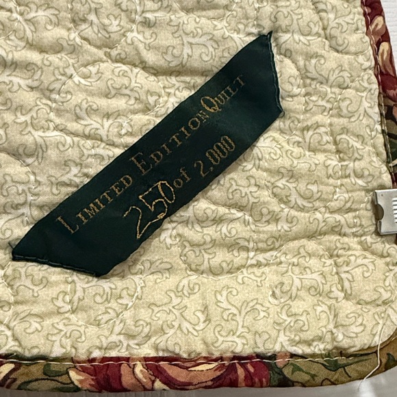 Double Wedding Ring patterned quilt. - Picture 7 of 11